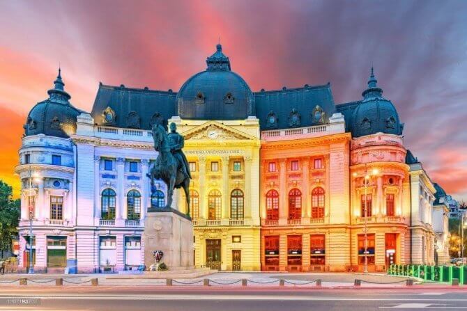 Narodna biblioteka Rumunije u Bukureštu osvetljena bojama rumunske zastave