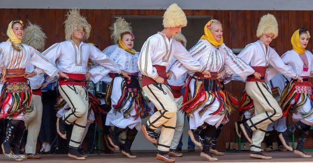 Vlasi igraju kolo obučeni u vlašku tj rumunski narodnu nošnju poreklom iz Banata
