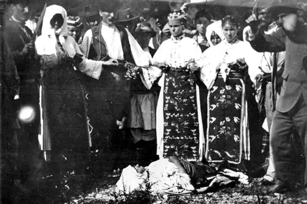 Jedan od posmrtnih rituala u Vlaha (Rumuna). Prikazani su ljudi kako stoje iznad pokojnika koji leži na zemlji. Ljudi izvode razne rituale koji su usmereni na dobrobit pokojnika u onom svetu!