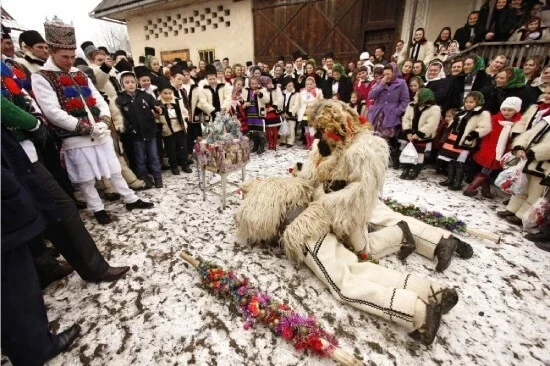 Pre-hrišćanski običaji u Rumuna (Vlaha). Na slici su tri čoveka koji leže na snegu.